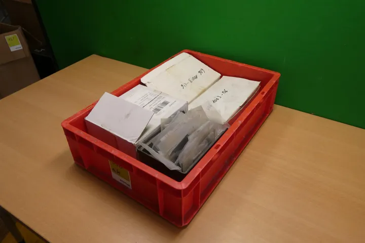 Konvolut Kunststoff-Befestigungsteile mit Schrauben ohne Kiste